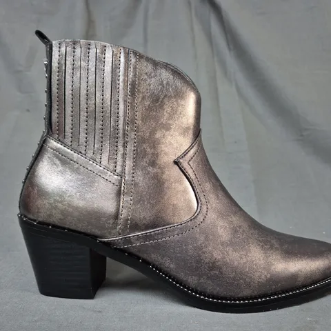 BOXED PAIR OF MODA IN PELLE ANNIEE WESTERN STYLE BOOTS IN PEWTER EU SIZE 40