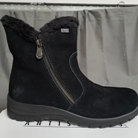 BOXED PAIR OF RIEKER CUFF DETAIL WATER RESISTANT BOOTS IN BLACK - SIZE 6.5