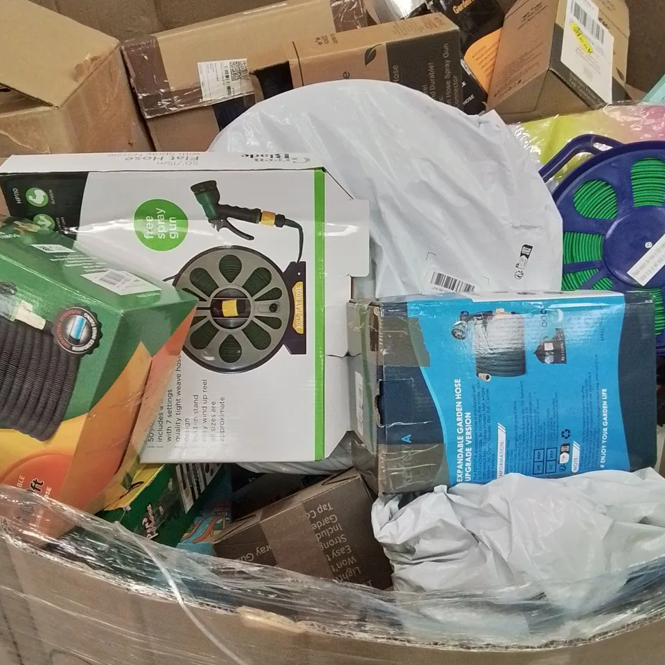 PALLET TO CONTAIN A LARGE QUANTITY OF GARDEN HOSES 