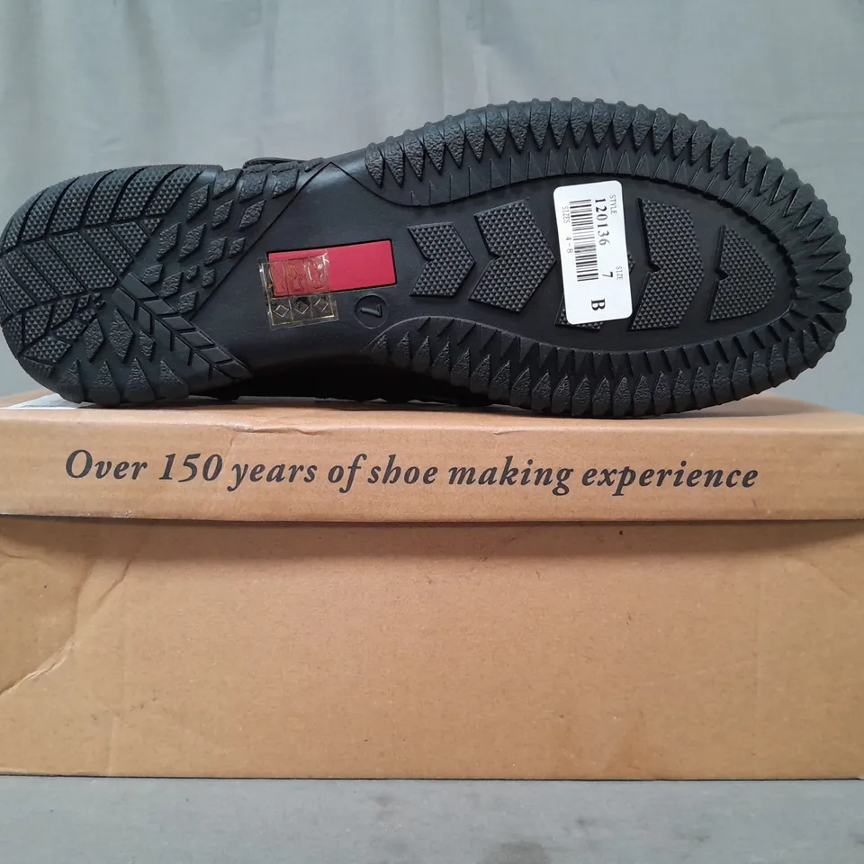 BOXED PAIR OF CUSHION-WALK SHOES IN BLACK SIZE 7