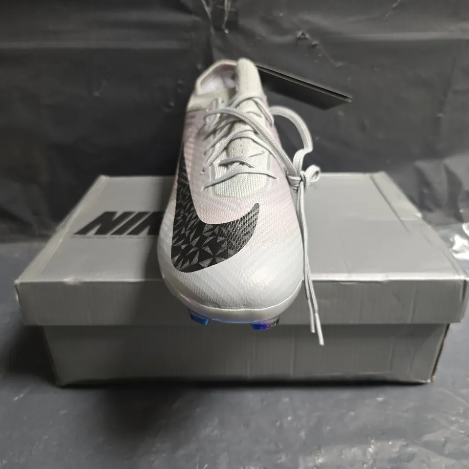BOXED PAIR OF NIKE AIR ZOOM FLYKNIT FOOTBALL BOOTS IN GREY/BLACK SIZE UK 9.5