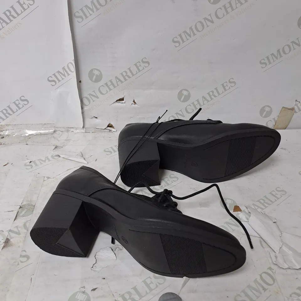 APPROXIMATELY 10 PAIRS OF GEORGE FABULOUS FOOTWEAR BLOCK HEEL SUIT SHOE IN BLACK 