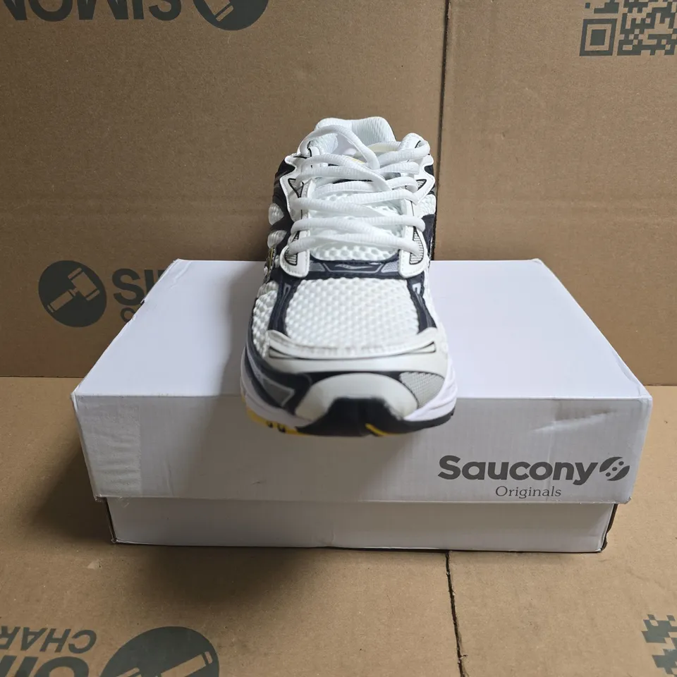 BOXED PAIR OF SAUCONY PRO GRID OMNI 9 TRAINERS IN WHITE/BLACK SIZE UK 10