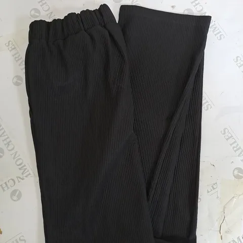 BOOHOO MAN HEAVY PLEATED STRAIGHT LEG TROUSER SIZE MEDIUM