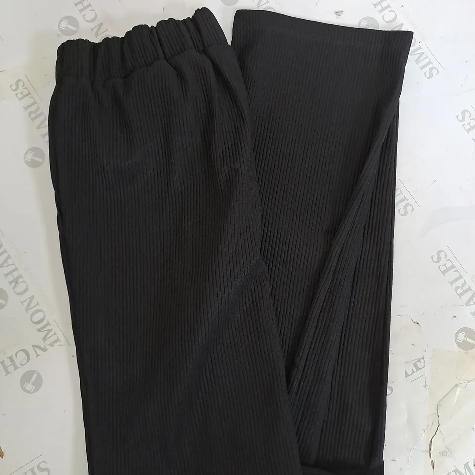 BOOHOO MAN HEAVY PLEATED STRAIGHT LEG TROUSER SIZE MEDIUM 