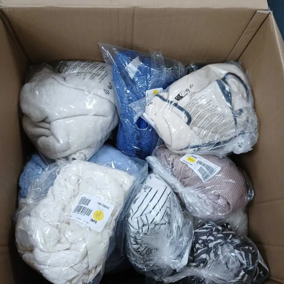 BOX CONTAINING A MIX OF APPROXIMATELY 25 ASSORTED CLOTHING ITEMS