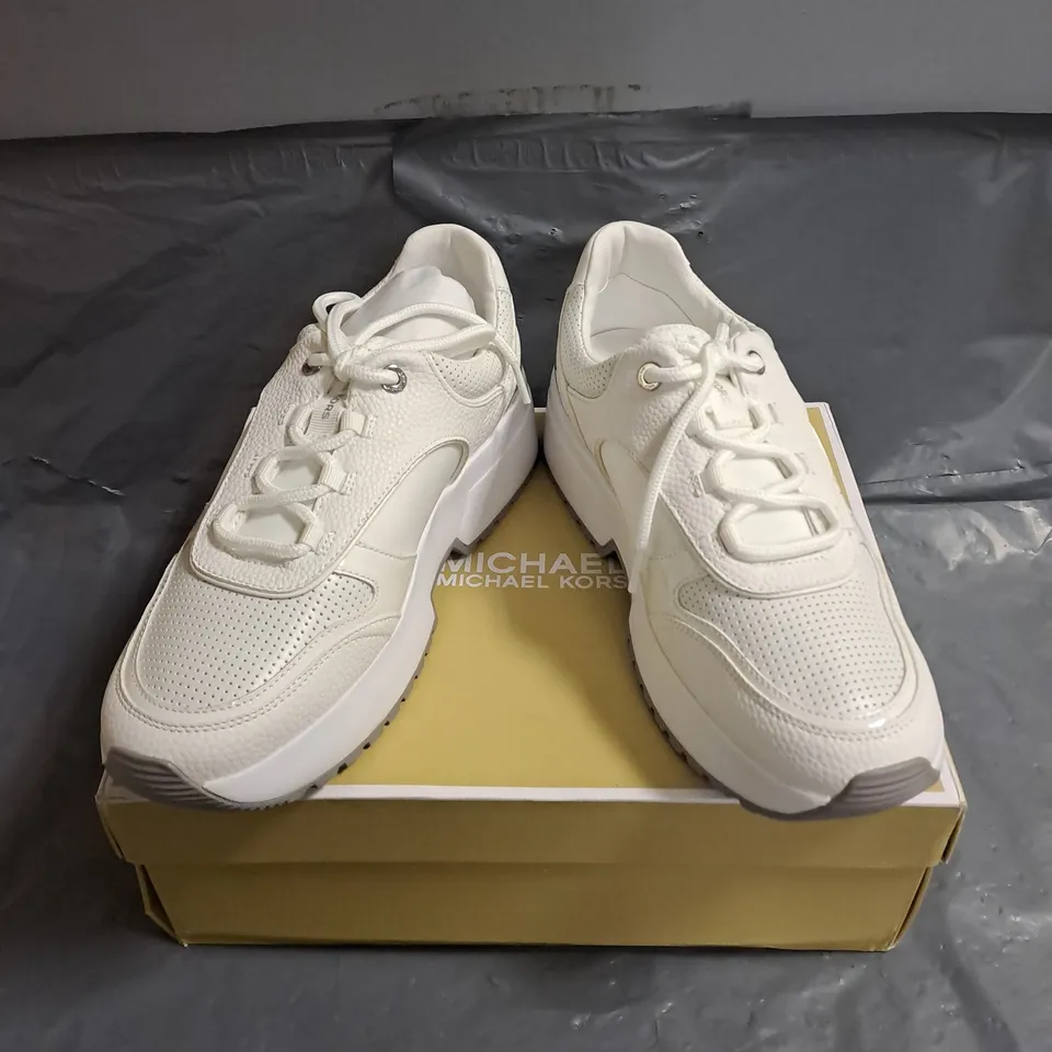 BOXED PAIR OF MICHAEL KORS PERCY FAUX LEATHER TRAINER IN WHITE SIZE US 10M