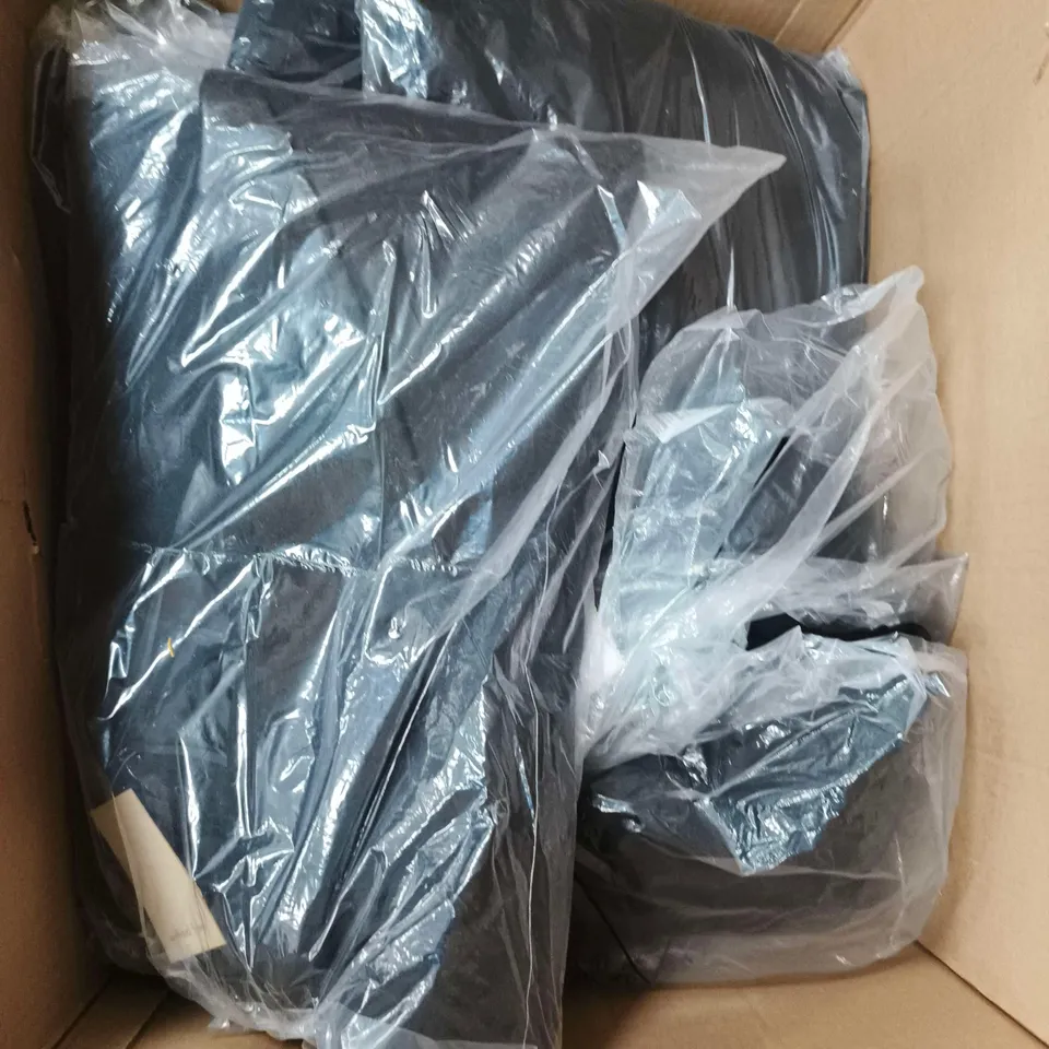 APPROXIMATELY 20 ASSORTED CLOTHING ITEMS IN VARIOUS SIZES & STYLES