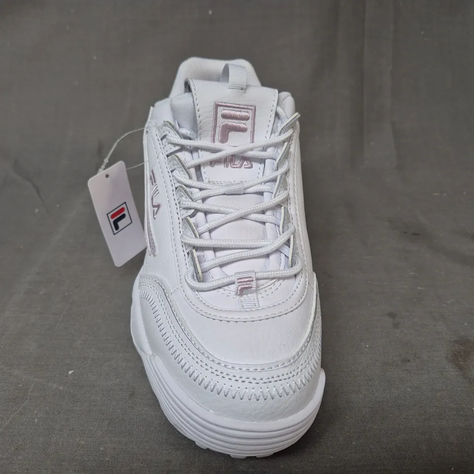 BOXED PAIR OF FILA DISRUPTOR II SHOES IN WHITE/PINK UK SIZE 7