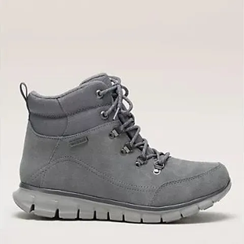 BOXED PAIR OF SKECHERS SYNERGY BOOTS IN GREY SIZE 6