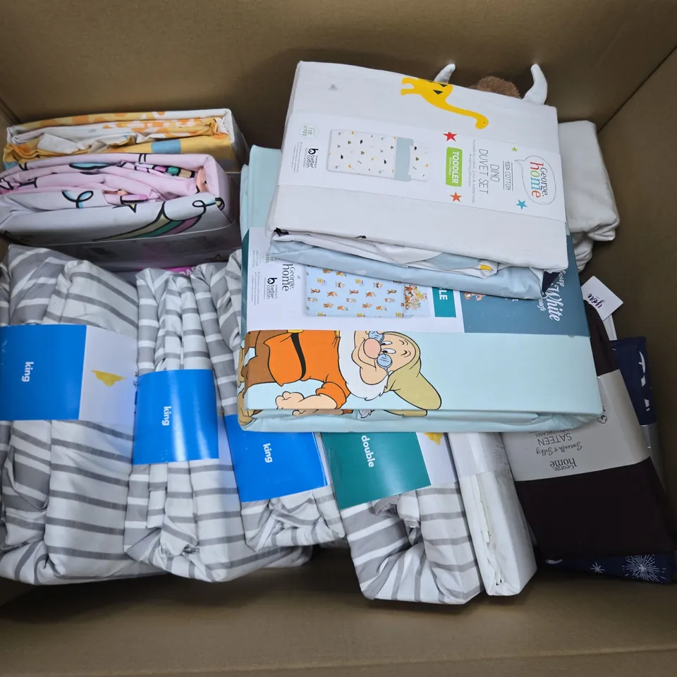 BOX OF APPROXIMATELY 12 ASSORTED BEDDING & SOFT FABRICS ITEMS TO INCLUDE - DUVET SET - FITTED SHEET - TOWELS ETC. 