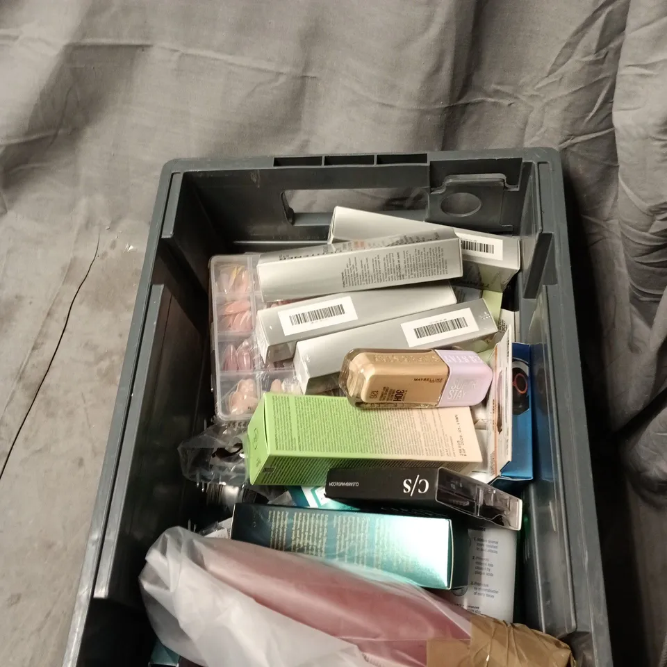 TOTE OF APPROXIMATELY 20 ASSORTED COSMETICS TO INCLUDE: DETANGLING HAIRBRUSH AND EPIMAX CREAM