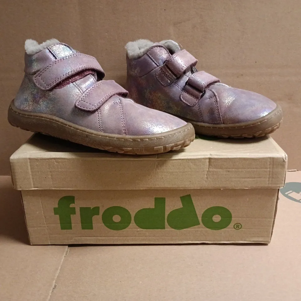 BOXED PAIR OF FRODDO KIDS VELCRO STRAP SHOES IN SHINY PINK SIZE EU 31
