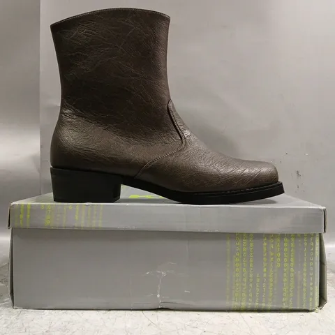 BOXED PAIR OF KOI THE CAVALRY MEN'S HEELED COWBOY BOOTS IN MOCHA FADE SIZE UK 10