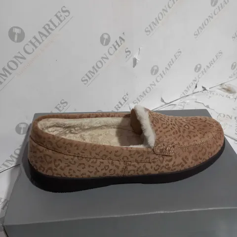 BOXED PAIR OF VIONIC SLIPPERS - UK SIZE 7