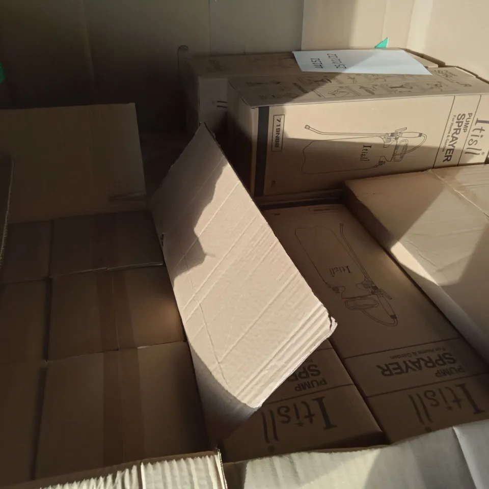 PALLET OF ASSORTED ITEMS INCLUDING ITISLL PUMP SPRAYERS, BWSZRISA MODERN CHANDELIER