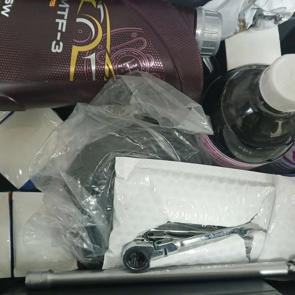 APPROXIMATELY 10 ASSORTED VEHICLE PARTS & ACCESSORIES TO INCLUDE BIKE TIRE LINER, MANNOL MTF-3 FLUID, ACF-50, ETC - COLLECTION ONLY