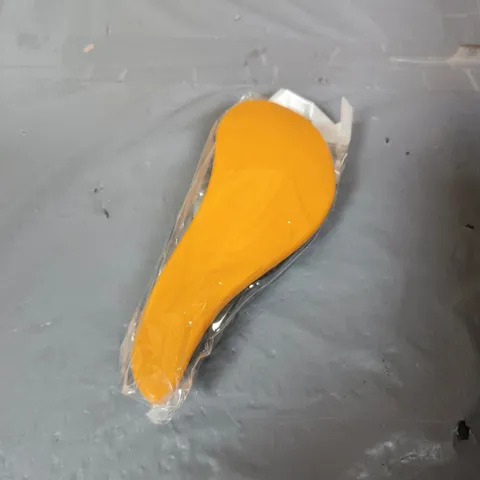 APPROXIMATELY 15 PLASTIC HAIRBRUSHES IN YELLOW/BLACK