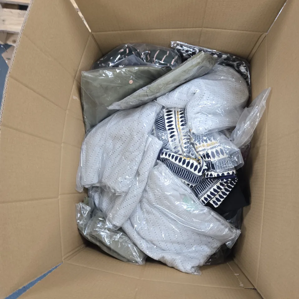 BOX OF APPROXIMATELY 30 ASSORTED CLOTHING ITEMS TO INCLUDE: LA MAREY GREEN BUTTONED BLOUSE