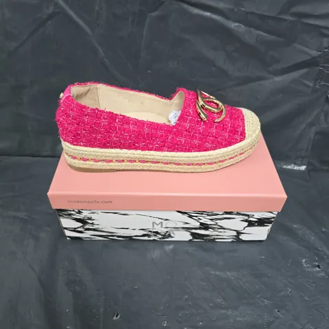 BOXED PAIR OF MODA IN PELLE SANDALS - 6.5