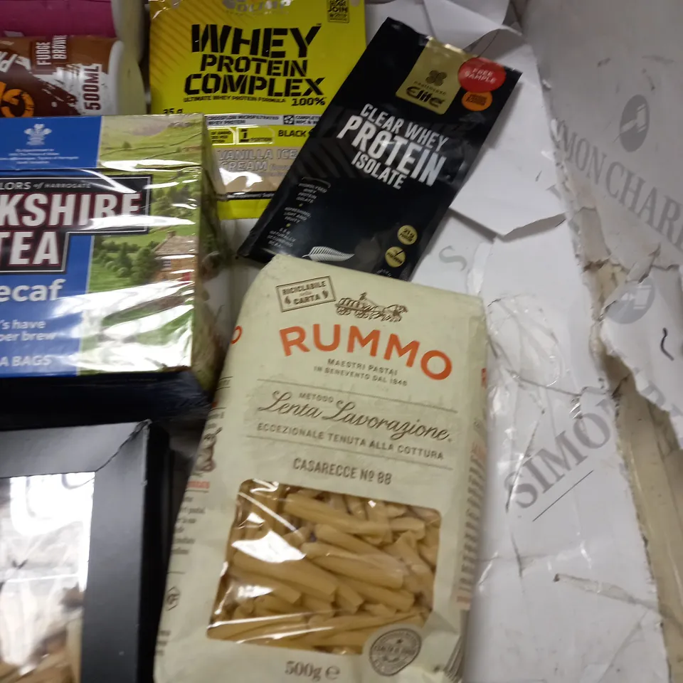 LOT OF 9 ASSORTED FOOD AND DRINK ITEMS TO INCLUDE SALTED CARAMEL REAL FOOD SHAKE, RUMMO PASTA AND TEA BAGS