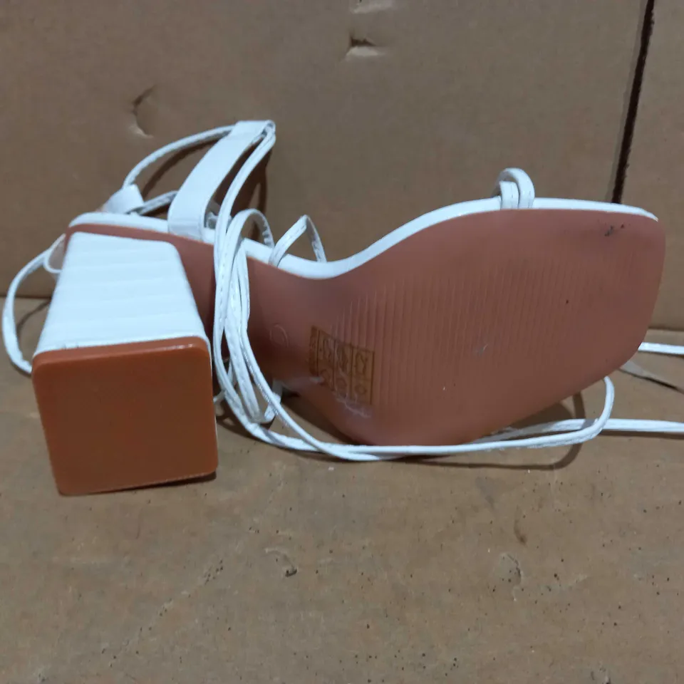 BOXED PAIR OF PRETTY LITTLE THING WHITE FAUX LEATHER HEELS UK SIZE 3