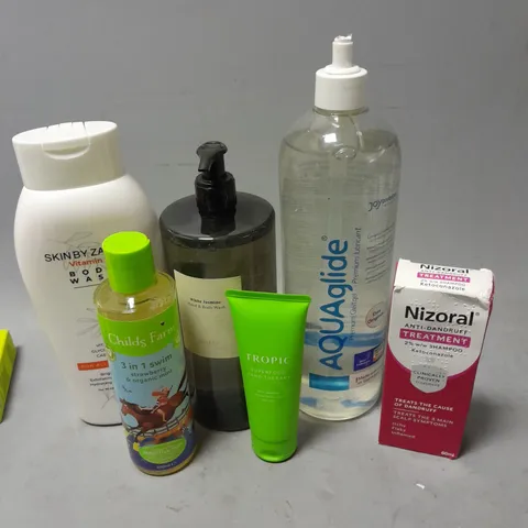 APPROXIMATELY 20 ASSORTED HEALTH & BEAUTY ITEMS TO INCLUDE - CHILD'S FARM SHAMPOO, NIZORAL SHAMPOO AND TROPIC HAND CREAM