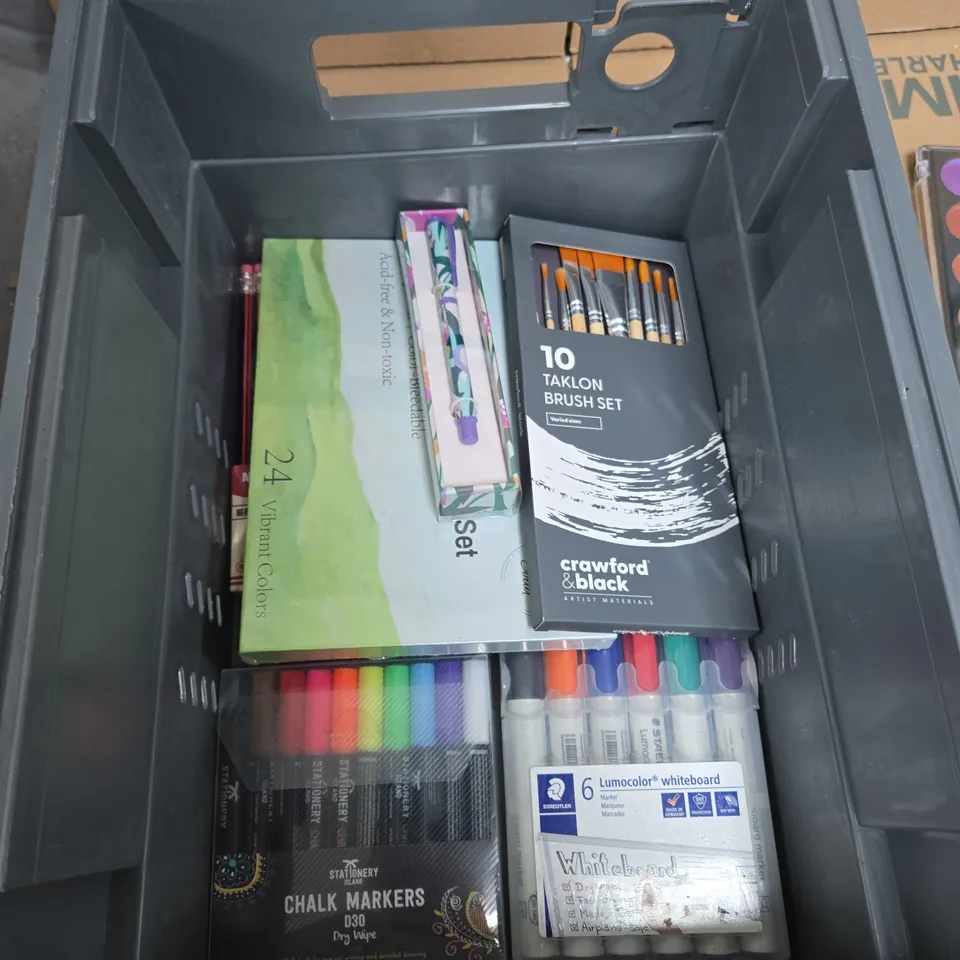 TOTE OF APPROXIMATELY 7 ASSORTED ART ITEMS TO INCLUDE: METALLIC WATER COLOUR SET 