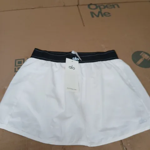 ALO YOGA WHITE SKORT/SHORTS WITH BLACK ELASTIC WAISTBAND – UK 12
