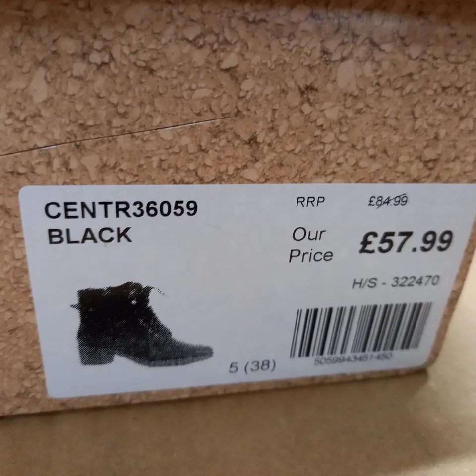 BOXED PAIR OF PAVERS RELIEF BOOTS IN BLACK - UK 5