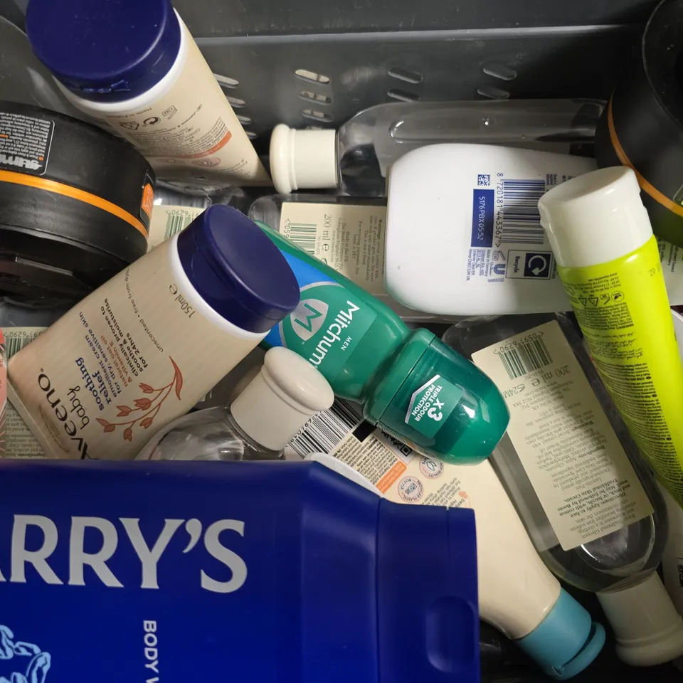 APPROXIMATELY 15 ASSORTED COSMETIC PRODUCTS TO INCLUDE ELEMIS, AVEENO, ETC