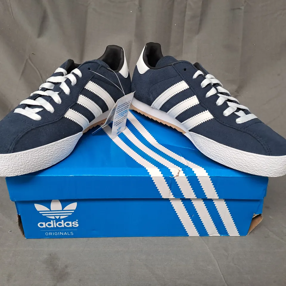 BOXED PAIR OF ADIDAS SAM SUPER SUEDE SHOES IN NAVY UK SIZE 8