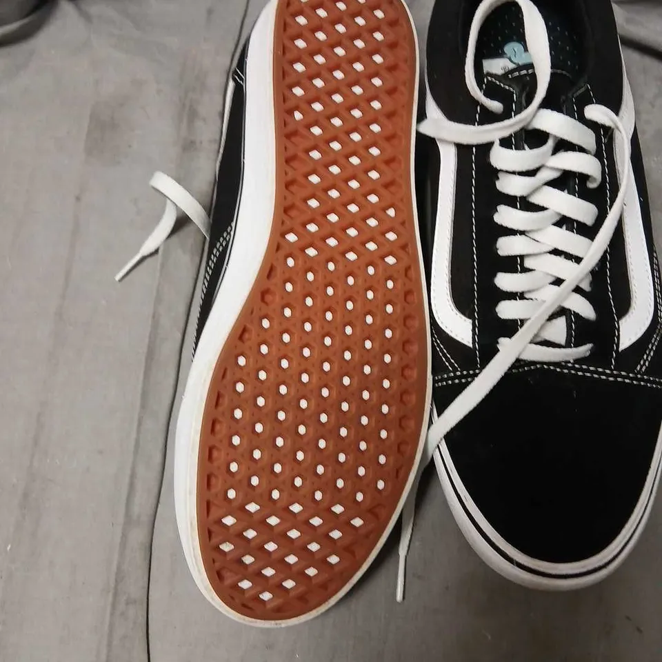 VANS OLD SKOOL SNEAKERS – BLACK/WHITE (MEN'S) SIZE 11