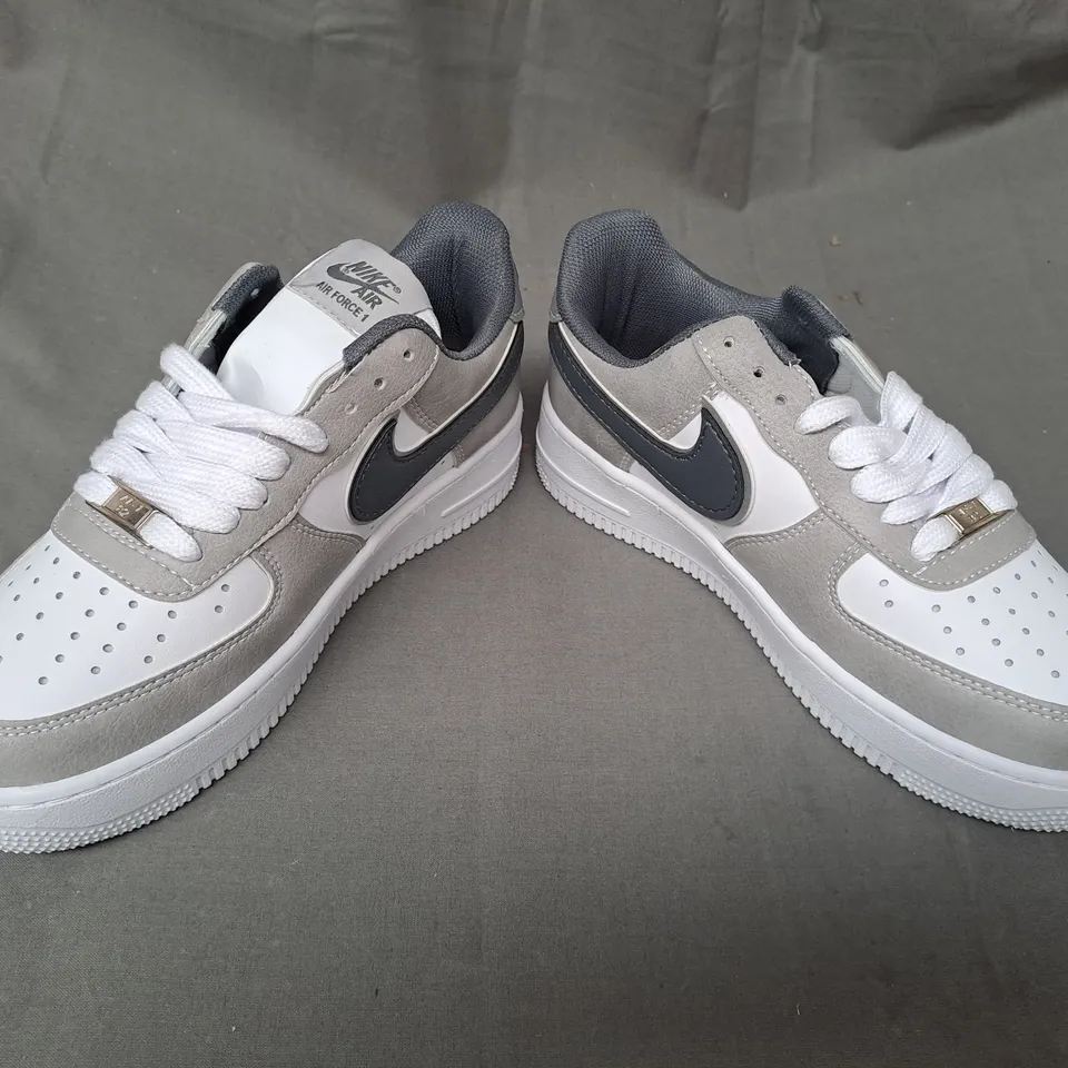 PAIR OF NIKE AIR FORCE 1 SHOES IN WHITE/STONE/GREY UK SIZE 5