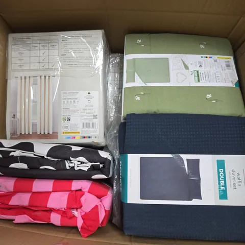 BOX OF APPROXIMATELY 10 ASSORTED BEDDING ITEMS IN VARIOUS STYLES, SIZES, AND COLOURS TO INCLUDE DUVET SETS AND PILLOWCASES, ETC - COLLECTION ONLY