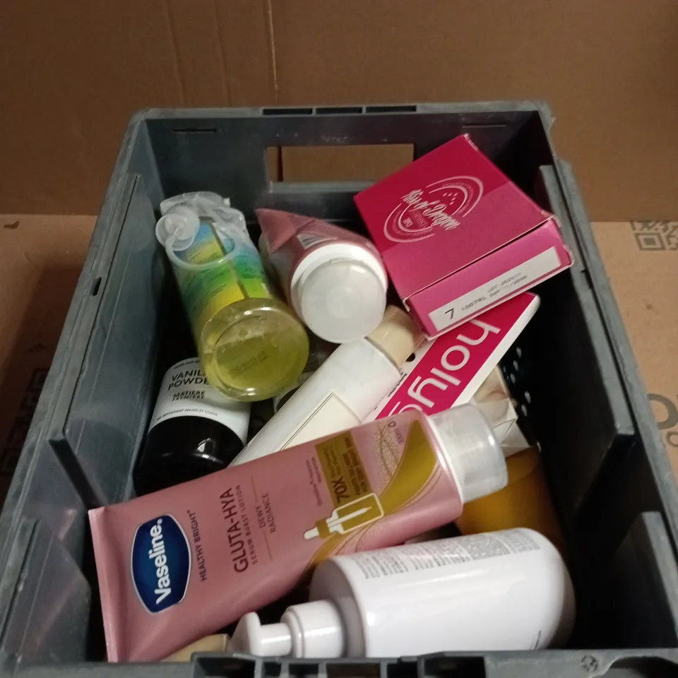 APPROXIMATELY 20 ASSORTED COSMETIC ITEMS INCLUDING VASELINE SERUM BURST LOTION , DOVE BODY WASH AND VANILLA POWDER BODY WASH 
