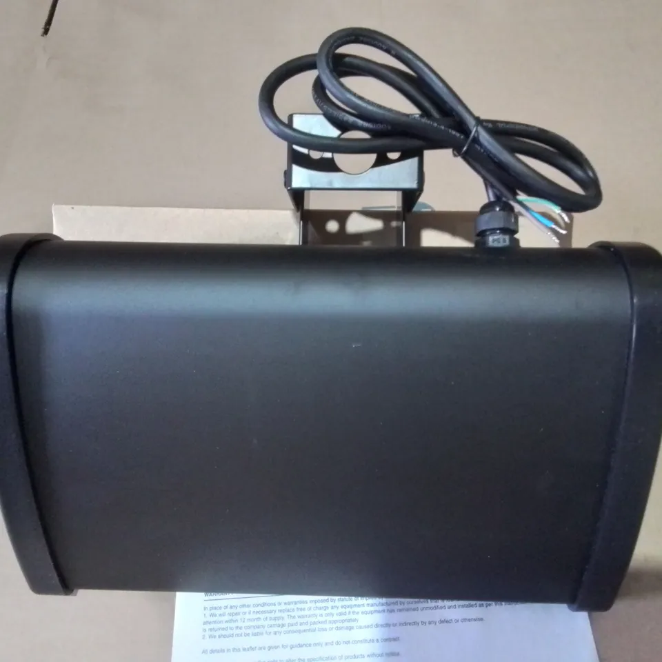 PALLET CONTAINING APPROXIMATELY 60 EMCOLITE EML 142 PLC OUTDOOR LIGHTS