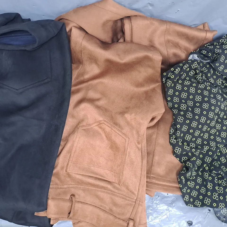 BOX OF APPROXIMATELY 12 ASSORTED CLOTHING AND FASHION ITEMS IN VARIOUS STYLES, SIZES, AND COLOURS