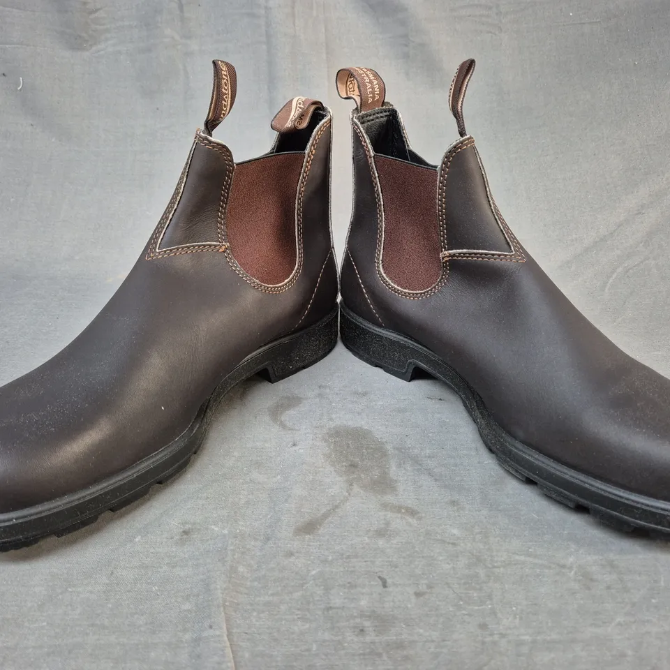 BOXED PAIR OF BLUNDSTONE ELASTIC SIDED BOOTS IN BROWN UK SIZE 11