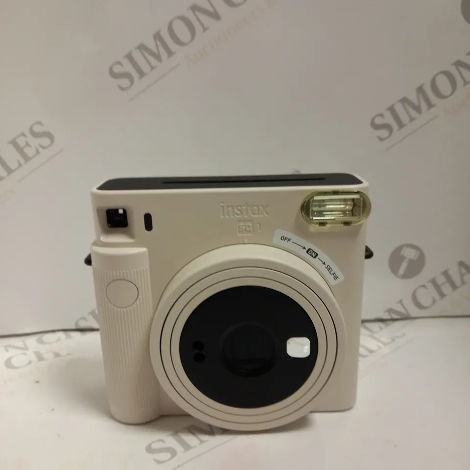 BOXED FUJIFILM INSTAX SQUARE SQ1 INSTANT CAMERA IN CHALK WHITE