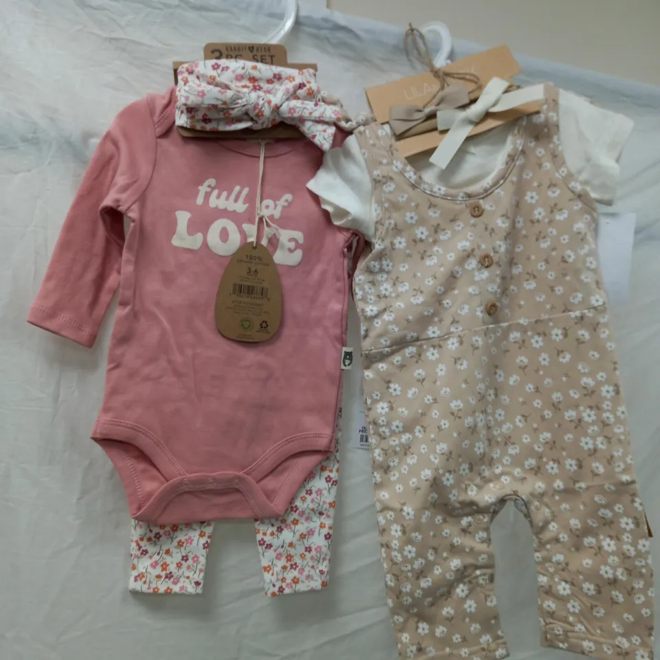 LOT OF APPROXIMATELY 25 BABY ITEMS INCLUDING NIGHT SETS, T-SHIRTS, JUMPERS 