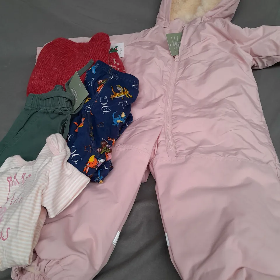 BOX OF APPROXIMATELY 30 ASSORTED KIDS CLOTHING ITEMS TO INCUDE - COAT, PYJAMAS, JUMPER, ETC