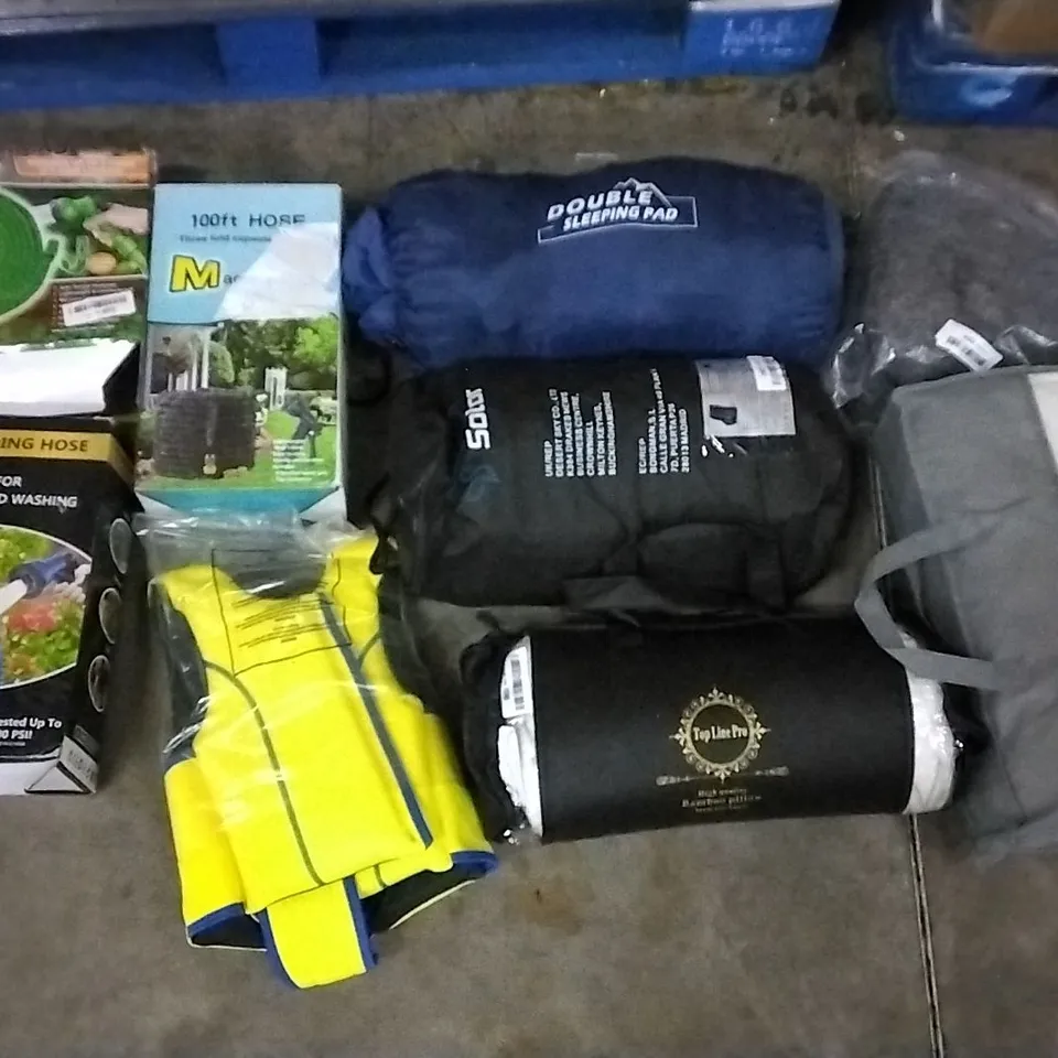 PALLET OF ASSORTED ITEMS INCLUDING 100FT MAGIC HOSE, EXPANDING HOSE, DOUBLE SLEEPING PAD, SOTOR LUMBAR PILLOW CUSHION, SMALL LIFE JACKET, TOP LINE PRO BAMBOO PILLOW  