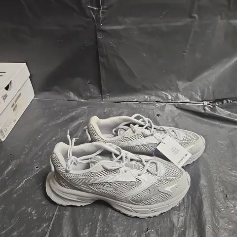 LACOSTE SNEAKERS – WHITE/GREY MESH TRAINERS (MEN'S) UK SIZE 8 .