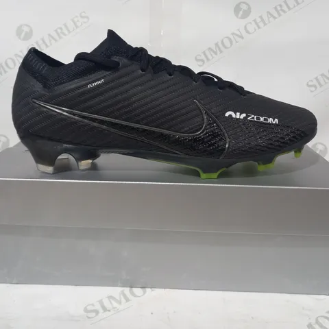 BOXED PAIR OF NIKE PHANTOM GX ELITE FOOTBALL BOOTS IN GREY/GREEN UK 8