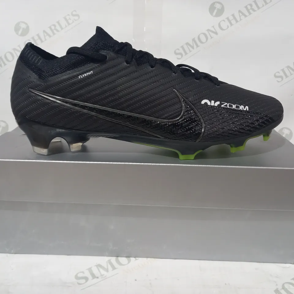 BOXED PAIR OF NIKE PHANTOM GX ELITE FOOTBALL BOOTS IN GREY/GREEN UK 8