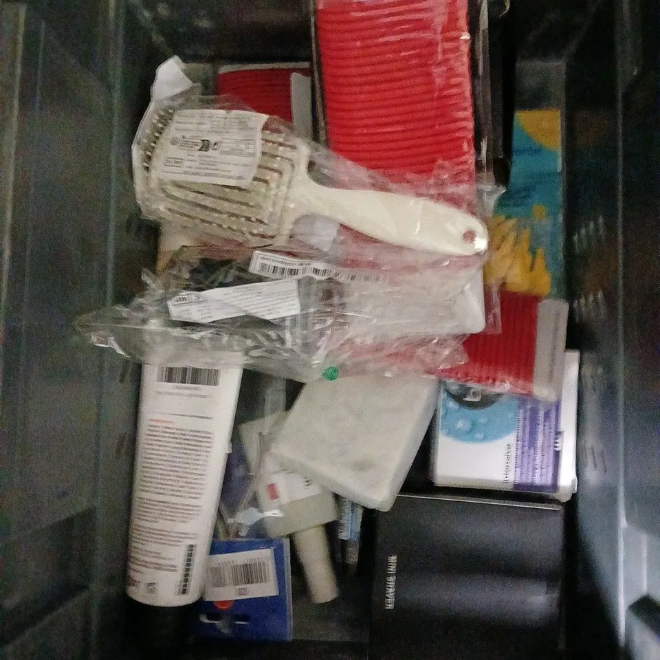 APPROXIMATELY 20 ASSORTED HEALTH & BEAUTY PRODUCTS TO INCLUDE MITCHUM DEODORANT, GIVE ME VITAMIN C SERUM, GUTOLOGY TOOTHPASTE, ETC