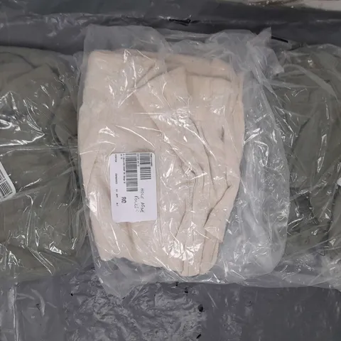 BOX OF APPROXIMATELY 15 ASSORTED CLOTHING AND FASHION ITEMS IN VARIOUS STYLES, SIZES, AND COLOURS