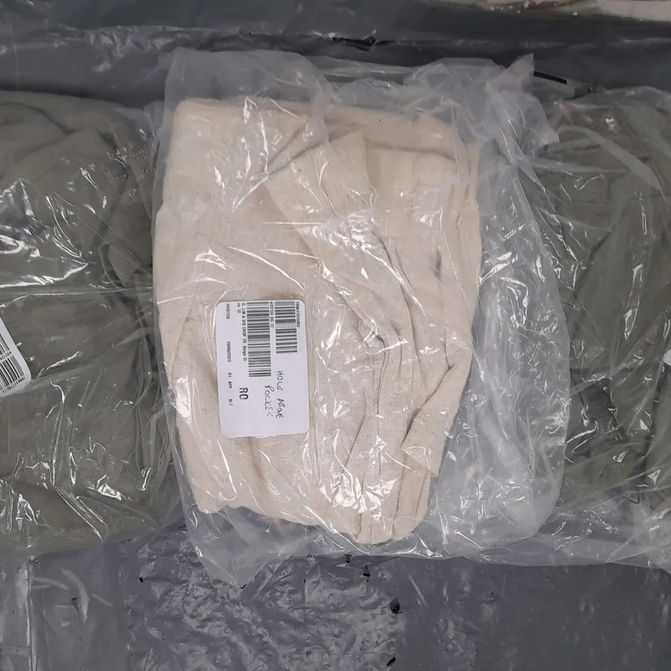 BOX OF APPROXIMATELY 15 ASSORTED CLOTHING AND FASHION ITEMS IN VARIOUS STYLES, SIZES, AND COLOURS