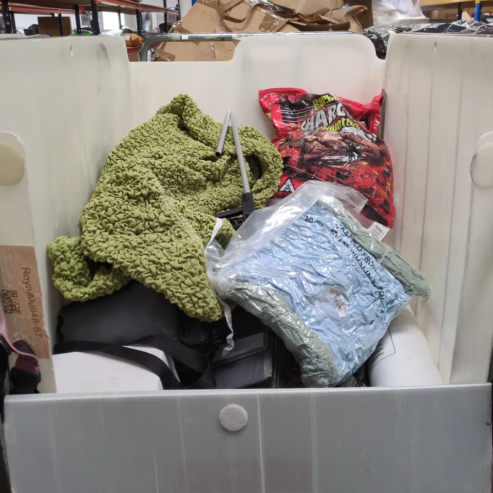 CAGE OF APPROXIMATELY 25 ASSORTED ITEMS TO INCLUDE COLLAPSIBLE STORAGE BAG, STUART SMALL THERMAL BAG ETC